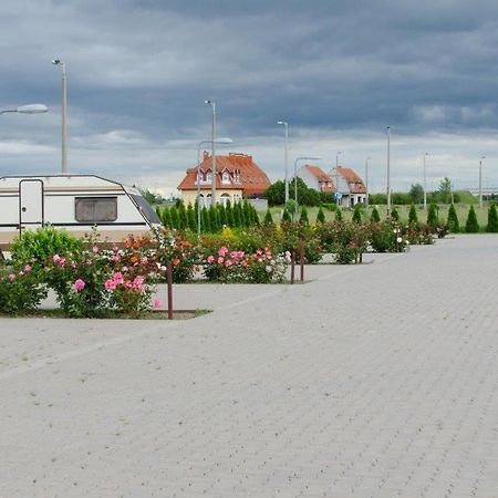 Hotel Rozsa Csarda Bungalow & Caravan Park 海杰什丘 外观 照片