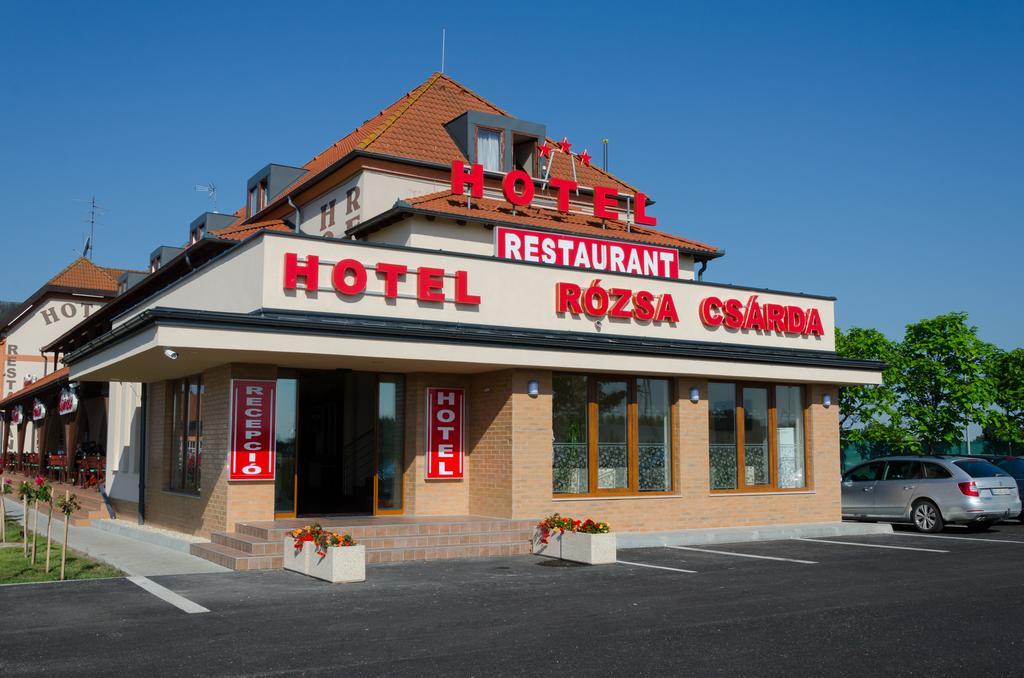 Hotel Rozsa Csarda Bungalow & Caravan Park 海杰什丘 外观 照片