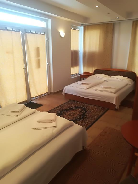 Hotel Rozsa Csarda Bungalow & Caravan Park 海杰什丘 外观 照片
