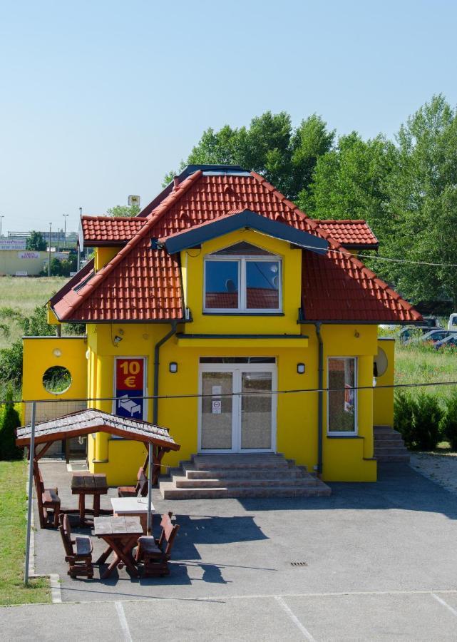 Hotel Rozsa Csarda Bungalow & Caravan Park 海杰什丘 外观 照片